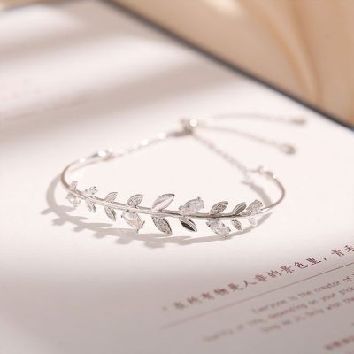 Xu Hướng Vòng Tay Bạc Nữ 2025 phong Cách Tối Giản Và Sáng Tạo 2 Xu hướng vòng tay bạc nữ 2025 phong cách đơn giản